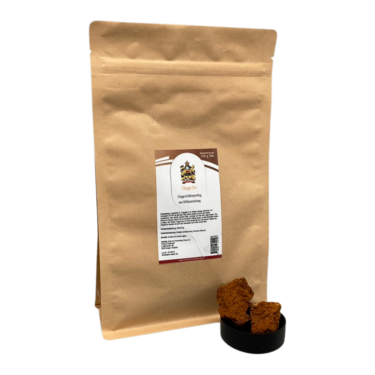 Papierbeutel mit Etikett und getrockneten Chaga-Stücken im Schälchen – Chaga Pilz Tee
