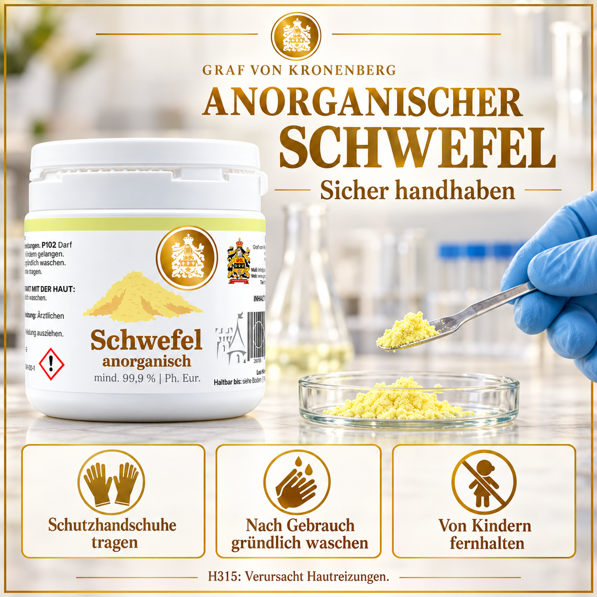 Anorganischer Schwefel neben einer Glasschale mit gelbem Pulver und einer Hand mit Schutzhandschuh und Spatel; Hinweise zur sicheren Handhabung.