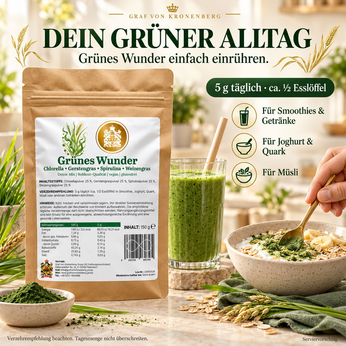 Grünes Wunder neben grünem Smoothie und Müslischale – täglich 5 g Pulver in Getränke, Joghurt, Quark oder Müsli einrühren.