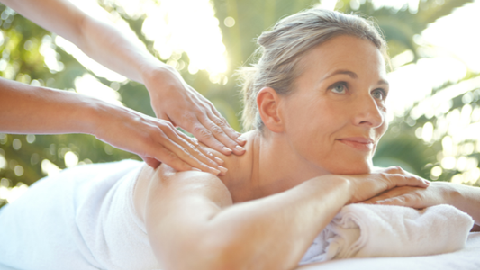 Magnesiumöl über die Haut aufgetragen, kann verschiedene Vorteile zur oralen Einnahme haben.